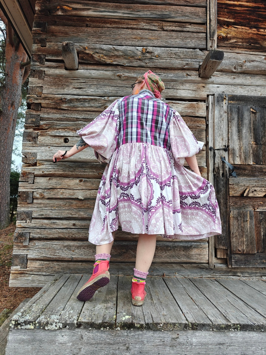 She He Dress Liilaa ja Tumman Punaista sekä ripaus harmaata