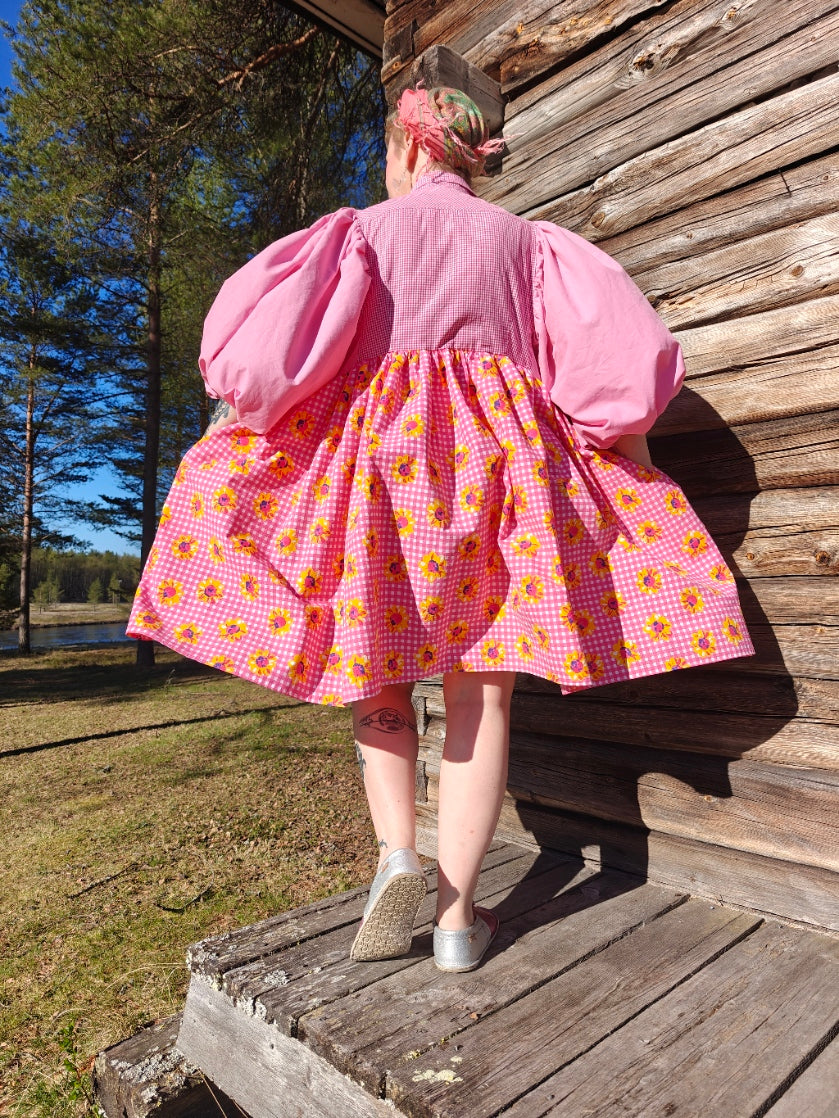 She He Dress Pinkkiä kerrakseen