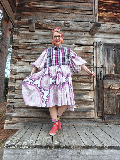 She He Dress Liilaa ja Tumman Punaista sekä ripaus harmaata