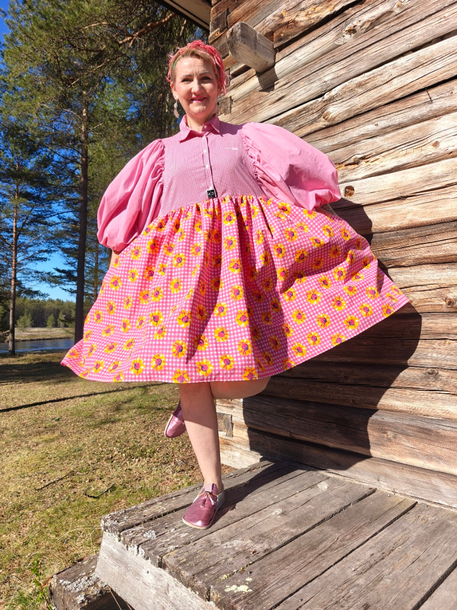 She He Dress Pinkkiä kerrakseen