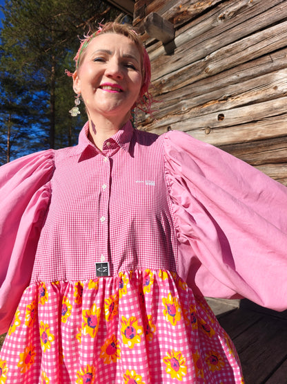 She He Dress Pinkkiä kerrakseen