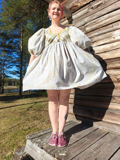 She He Dress pitsi kaulus
