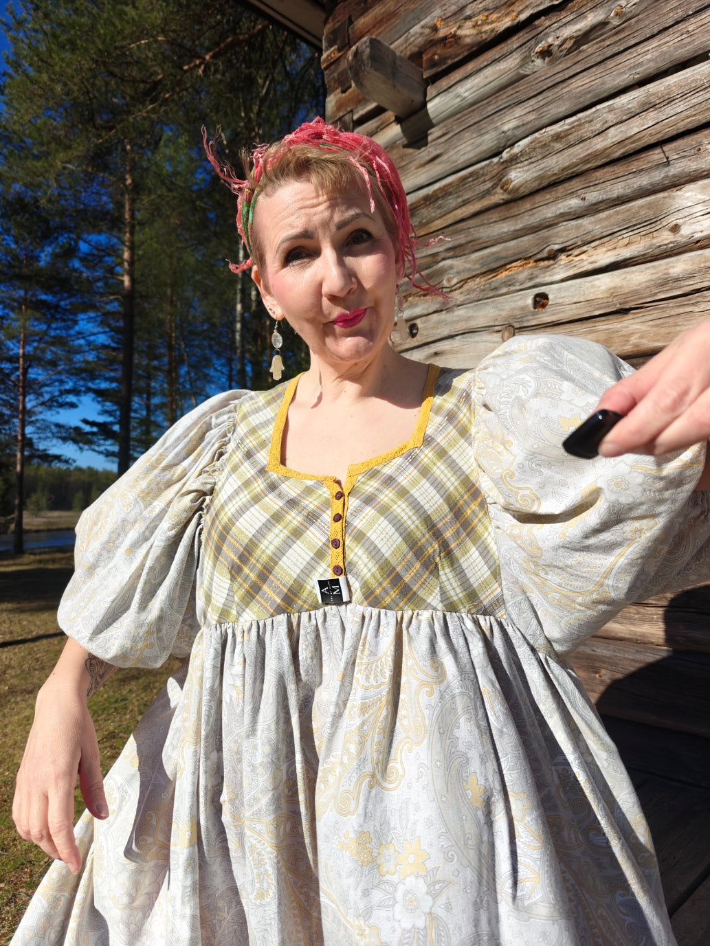 She He Dress pitsi kaulus