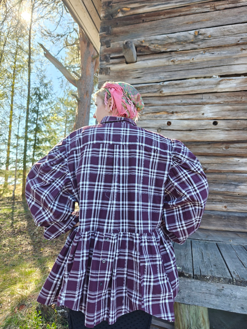 Twin Shirt no nyt on tumman punainen
