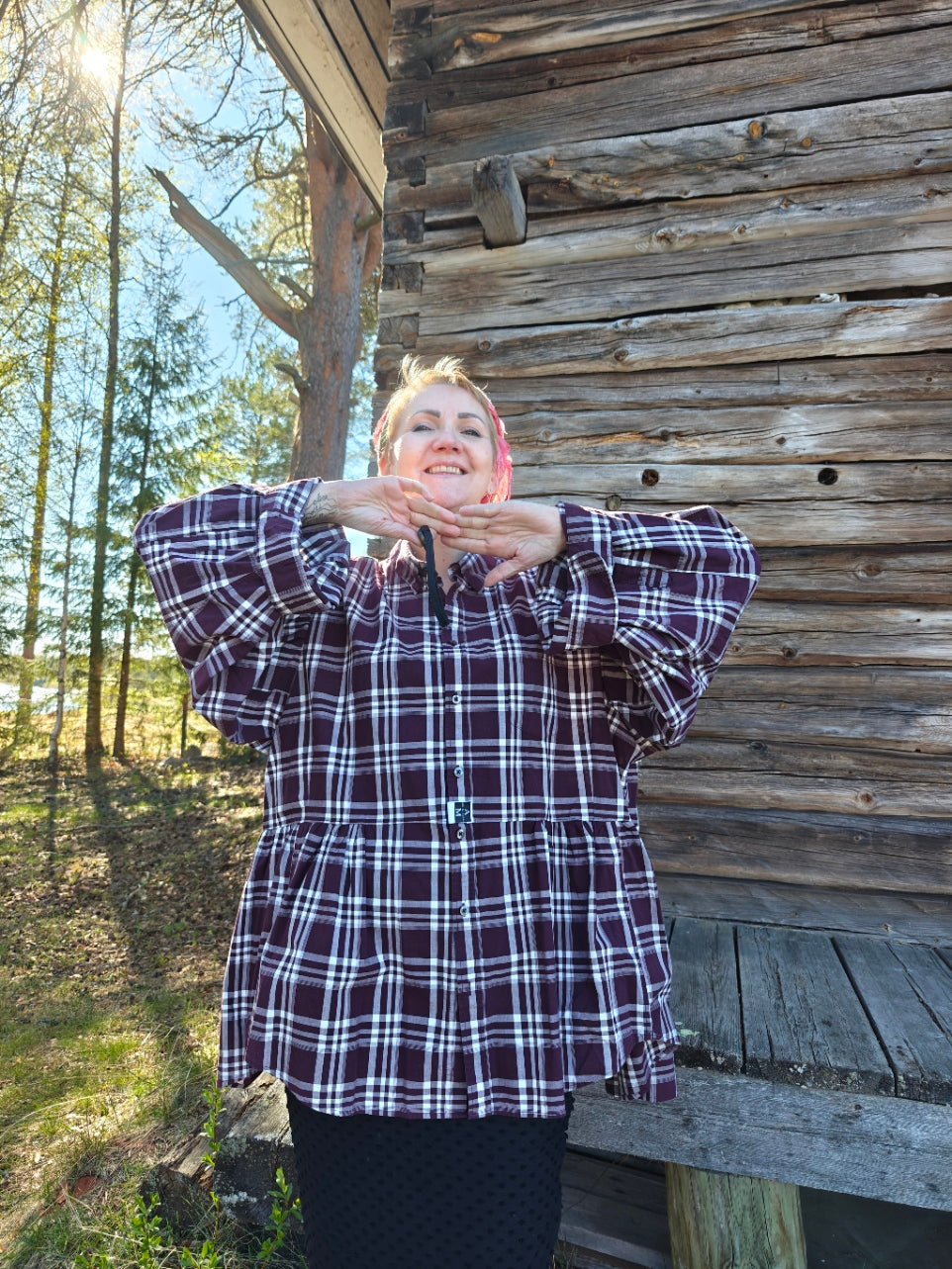Twin Shirt no nyt on tumman punainen