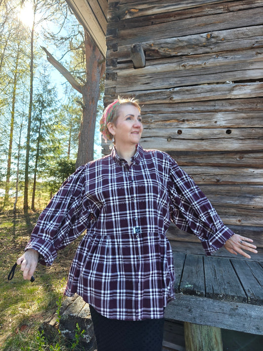 Twin Shirt no nyt on tumman punainen